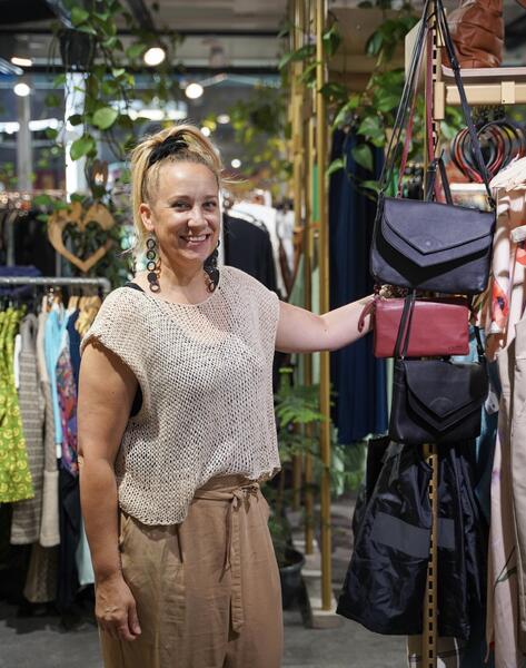 Helena Opas näkee, että ekologisuus-näkökulmasta ajattomuus ja pitkäikäiset materiaalit ovat tärkeässä roolissa. 