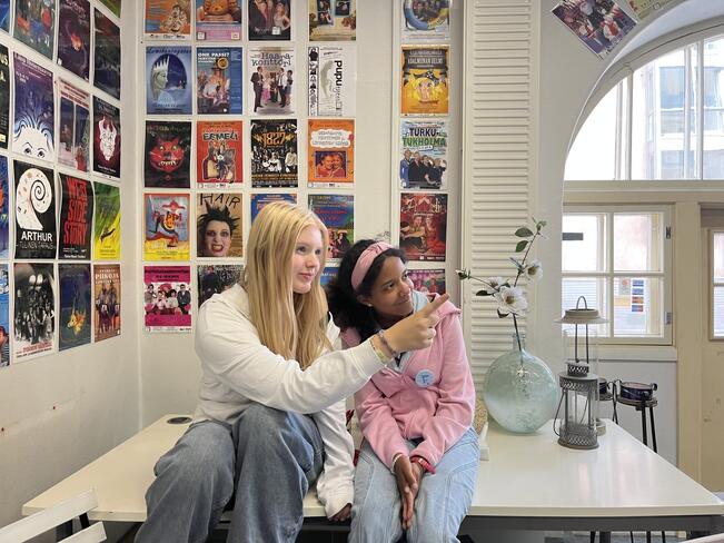 Teatteri on tuonut Selma Määtälle (vas.) ja Nadia Abudulle korvaamattomia ystävyyssuhteita.