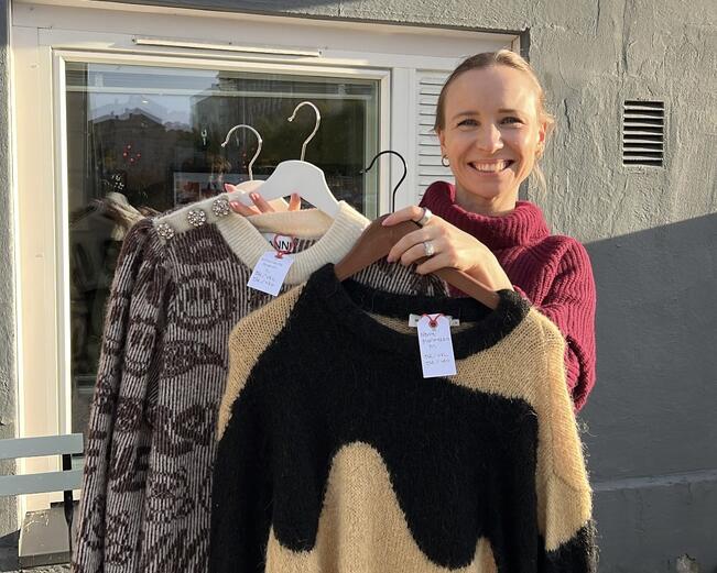 Eeva Sahlsten pyörittää kirpputoria päivätyönsä ohessa.