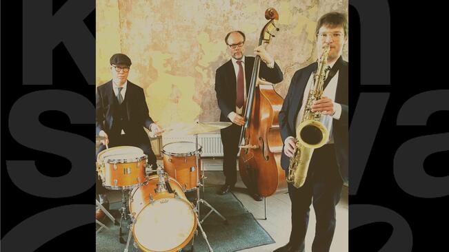 Jazzyhtye MÖLy Trio eli Johan Ölander, Pasi Lyysaari ja Jaakko Martikainen.