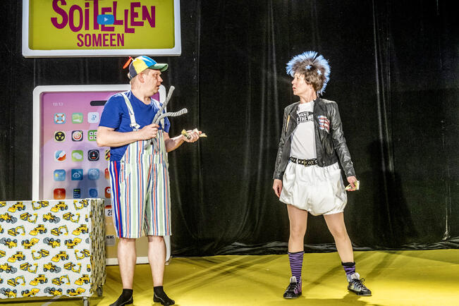 Linnateatteri on profiloitunut komeadiaan. Juha Antikainen ja Emmi Kangas.