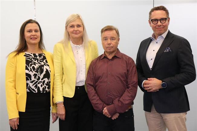 SOL Pesulapalvelut Oy:n toimitusjohtaja Maria Rantala (vas.), Solemo Oy:n toimitusjohtaja Peppi Kaira, Vistan Pesula Oy:n toimitusjohtaja Jari Mäkeläinen ja Lindström Oy:n Vice President Pasi Saarinen.