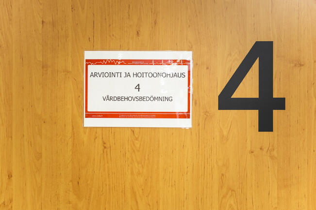 Välttämätön hoito ei tarkoita laajaa palveluvalikoimaa ja kalliita palveluita, korostavat kirjoittajat.