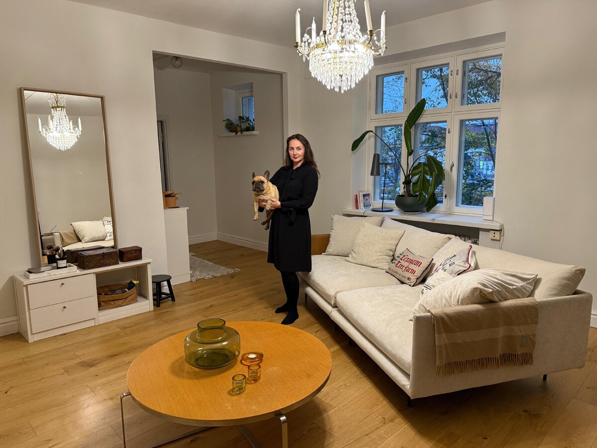 Ilona Parfenoff asuu kahdestaan Kevin-koiransa kanssa. Parfenoff on tyytyväinen kotinsa sijaintiin.