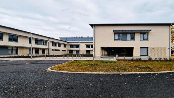 Aurinkovoimala käsittää 208 paneelia, jotka kattavat noin 462 neliömetriä monipalvelukeskuksen kattopinta-alaa.