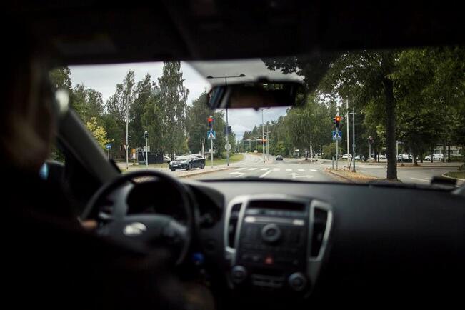 Toiminta liikennevaloissa on yksinkertainen: Vihreällä saa mennä ja punaisella tulee pysähtyä. Keltainen ei ole siltä väliltä, vaan myös keltaiselle on pysähdyttävä.
