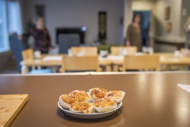 Kirjoittajat ihmettelevät, miksi muilla hyvinvointialueilla on perhehoitajille varallaolokorvaus, mutta Varha hylkäsi tänä vuonna omansa.