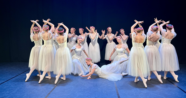 Turun Seudun Tanssioppilaitoksen balettioppilaita esityksessä Otteita baletista Les Sylphides.