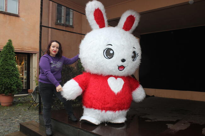 Marina Chiru on huomannut, että kun iso, suloinen pupu heiluu ympäri ihmisten keskuudessa, niin se luo hyvää energiaa.  –Ihmiset tulevat halaamaan, ja tykkäävät olla lähellä.