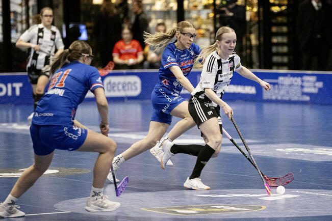 TPS-kapteeni Jenna Saario (oik.).