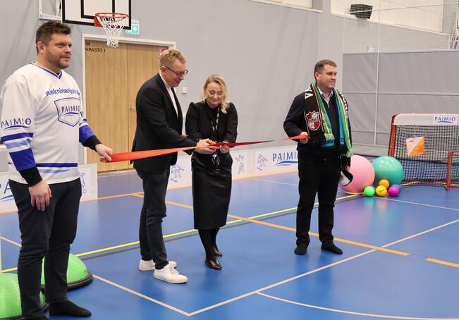 Avajaisnauhan leikakaisvat Paimion kaupunginjohtaja Nina-Mari Turpela ja Suomen Urheiluliiton toimitusjohtaja Harri Aalto.