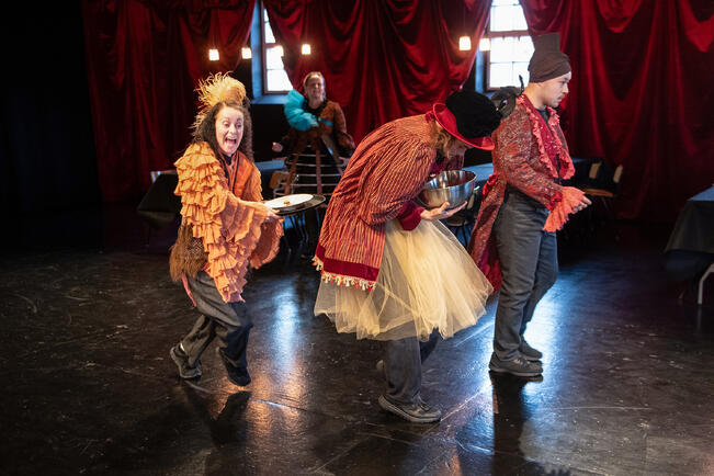 Elina Raiskinmäki, Côme Calmelet-Pyykkö, Arttu Halmetoja, takana Linda Holmström.