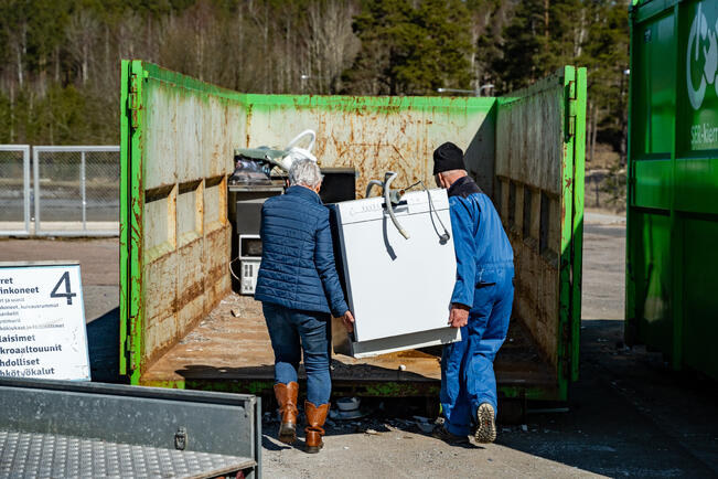 Kun vie sähkölaiteromunsa virallisiin vastaanottopaikkoihin, ne eivät päädy esimerkiksi Afrikkaan.
