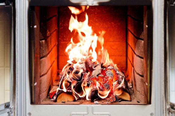 Puunpoltosta muodostuu aina päästöjä, mutta hyvillä polttotavoilla päästöjä voi merkittävästi vähentää. Tärkeintä on polttaa vain kuivaa ja puhdasta puuta. 
