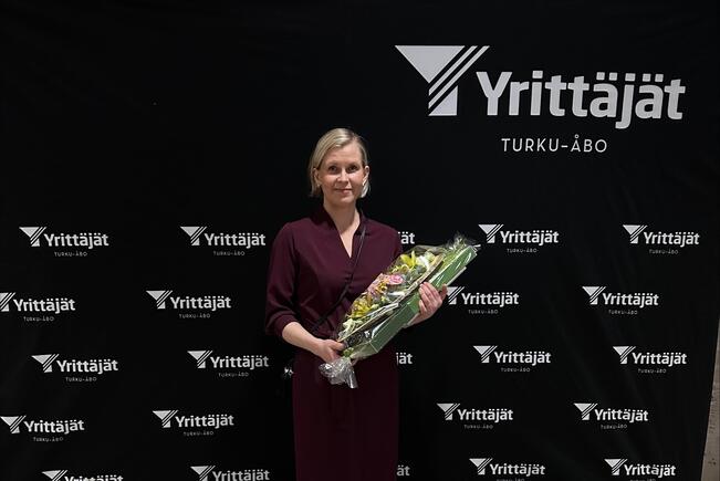 Vuoden 2025 Hantvärkkäri on Taidehuone Marian yrittäjä taiteilija ja kehystäjä Maria Kajanki. 