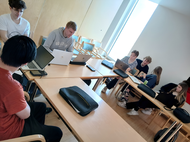 Opiskelijatiimit ratkoivat yritysten antamia tehtäviä kevään Hackathon-tapahtumassa.