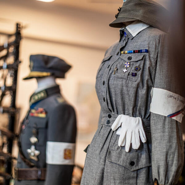 Nähtävillä on aiheeseen liittyviä varusteita, pukuja, varusteita sekä maanpuolustusaiheisia kirjoja ja lehtiä.