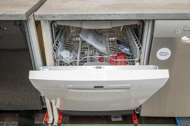 Putkiliitosten ja letkujen kunto tulisi tarkistaa säännöllisesti kerran vuodessa ja kuluvat osat, kuten poistoletku, uusia määräajoin. 