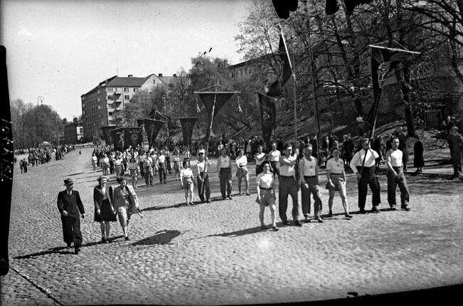 TUL:n Varsinais-Suomen piiri vietti kevätjuhlaa marssimalla toukokuussa 1946. Kuva on otettu Itäisellä Rantakadulla. 
