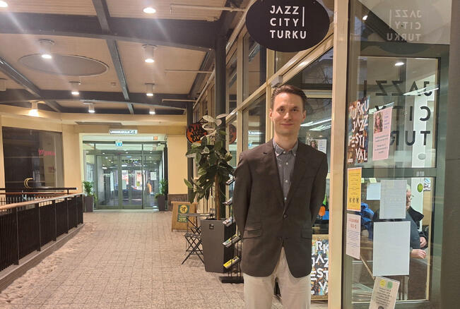 Turun kaduilta Henri Lyysaarelta on monia muistoja. Jazz City Turun toimisto Forumissa on Lyysaarelle yksi kiintopiste nykyiseen Turun jazz-skeneen.