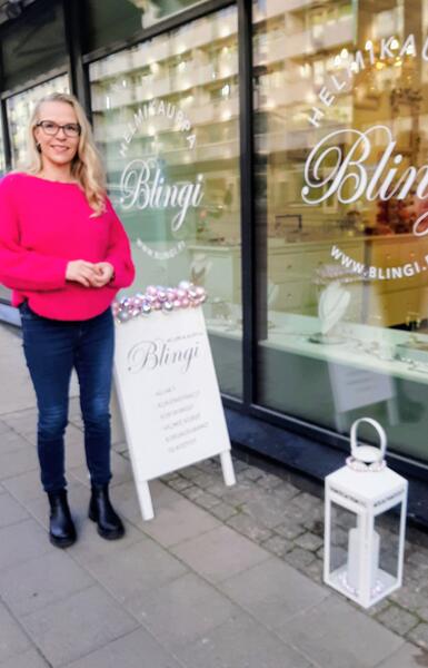 Helmikauppa Blingin Mimmi Fabricius luottaa hillittyyn kausivalaistukseen.
