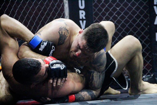 Olli Santalahti (punaiset hanskat) voitti marraskuussa Turussa Renan Martinsin.