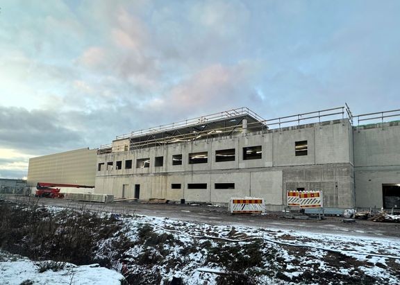 Toimisto- ja varasto-osan pääjulkisivu. 