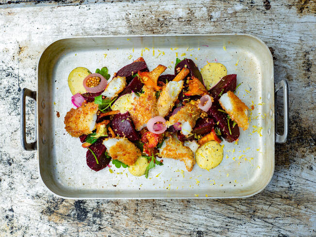 Panko-ahvenfileet ja punajuurisalaatti.