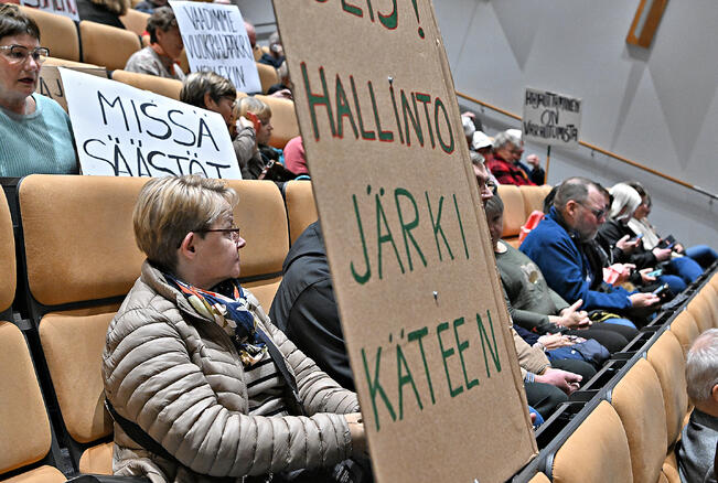 Somerolaiset järjesteivät mielenosoituksen, jolla vastustettiin lähipalvelujen leikkaamista.