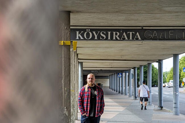 Niko Sjöholm opiskelee Turun Taideakatemiassa Taiteen uudet kontekstit -opintolinjalla. 