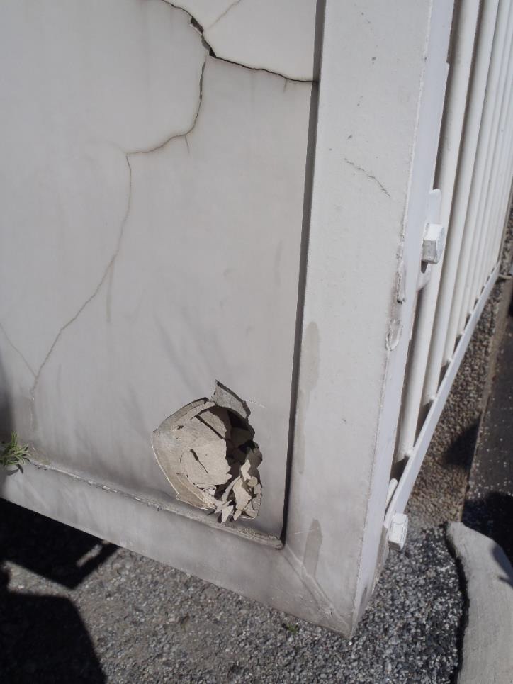 Alaprofiiliin kertynyt kosteus on sälöyttänyt kevytrakenteisen kaidelevyn.