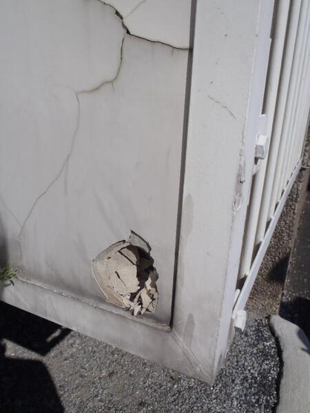 Alaprofiiliin kertynyt kosteus on sälöyttänyt kevytrakenteisen kaidelevyn.