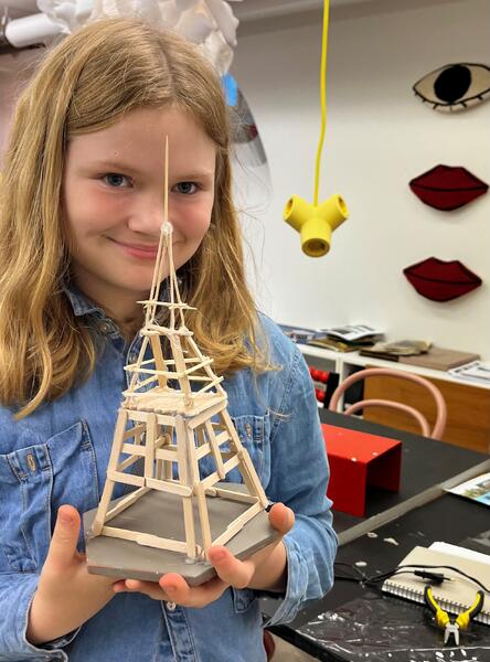 Kidekolainen Emma ja Emman eiffeltorni.