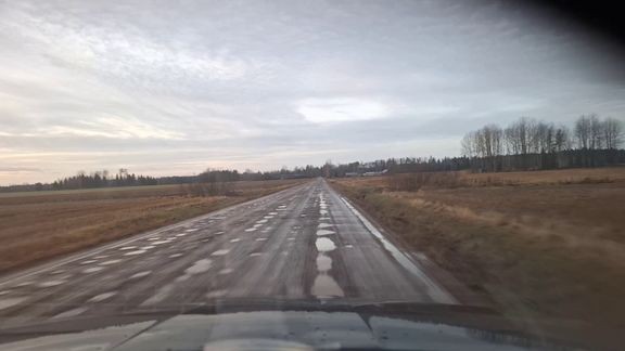 Talvikelirikkoa soratiellä.
