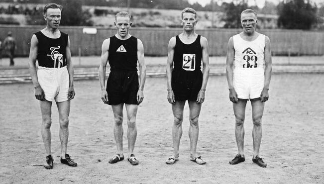 Toivo Loukola (vas.), Frej Liewendahl, Bruno Alajääski ja V. Eerikäinen poseeraavat kukin kilpatamineissaan.