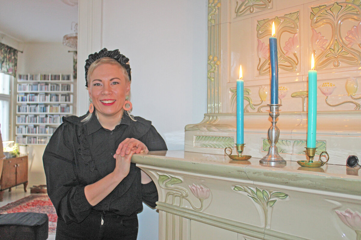 Hiusmuotoilija Riika Isoviita asuu Portsassa, jossa hänen entisaikojen tyylinen, antiikkiin taipuva kampaamonsakin sijaitsee.