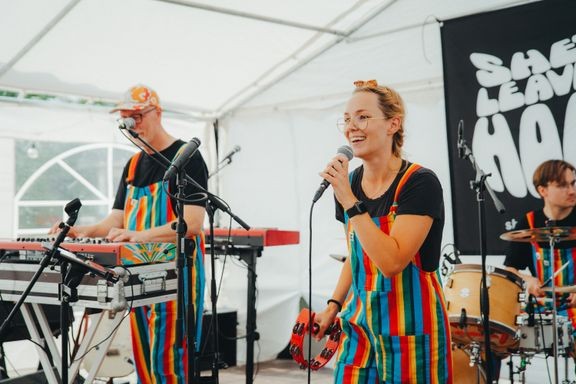 Vuoden kulttuuripalkinnon saaja She's Leaving Home on esiintynyt niin Suomessa kuin ulkomailla. 
