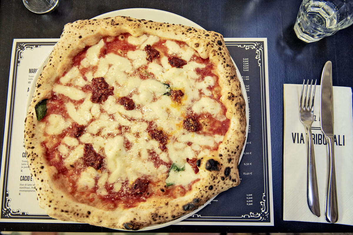 Pizzeria Via Tribunali valmistaa napolilaista pizzaa.