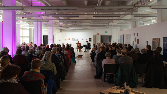 Aurora-konsertti huhtikuussa: Sirja Nironen (sello) ja Janne Valkeajoki (harmonikka).  