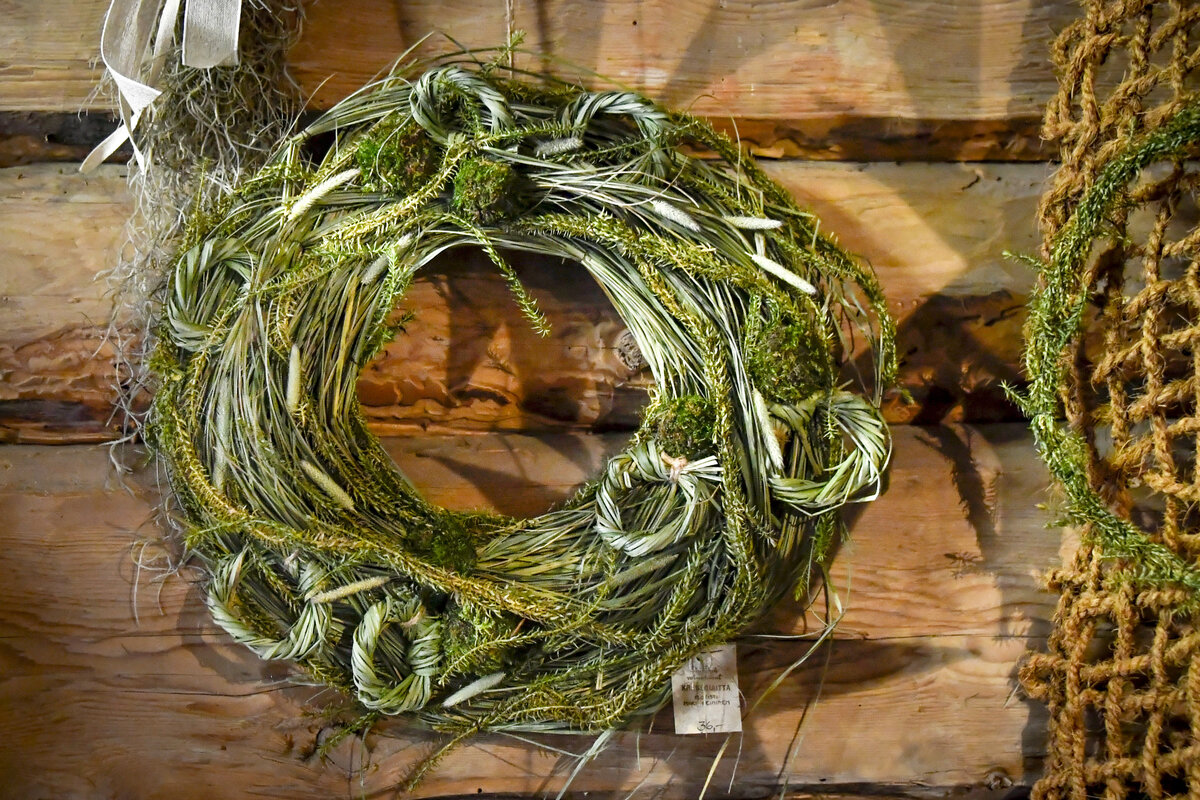 Joulukranssin voi laittaa oveen taloyhtiössä, mutta joulumattoja tai jouluvaloja ei.