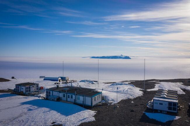 Suomen Etelämanner-tutkimusasema Aboa sijaitsee Kuningatar Maudin maalla noin 130 kilometrin päässä rannikolta.
