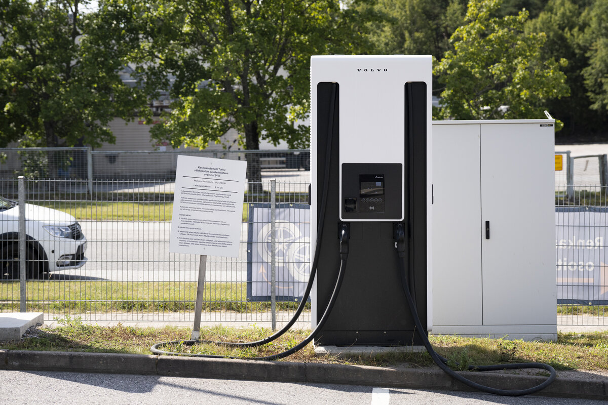 Sähköautojen latausetu muuttuu veronalaiseksi.