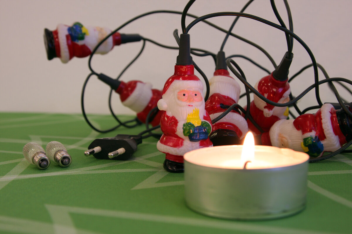 Rikkinäiset sähkölaitteet, kuten patterilla toimivat lelut ja valosarjat otetaan maksutta vastaan lajitteluasemilla ja niitä myyvissä liikkeissä.