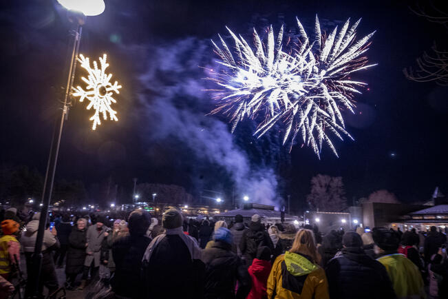 Kaupunki järjestää edelleen ilotulituksia sekä lapsille että aikuisille. Kuva on viime vuodelta lasten ilotulitustapahtumasta Kupittaalta.
