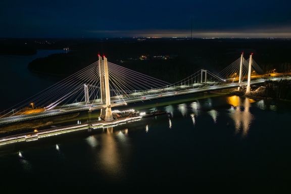 Kirjalansalmen ja Hessundinsalmen sillan uusimishanke on työllistänyt parhaimmillaan 160 ammattilaista kerrallaan. Hankkeelle on perehdytetty töihin 1 545 osaajaa. Työ jatkuu vielä vanhan Kirjalansalmen sillan purkuna.  
