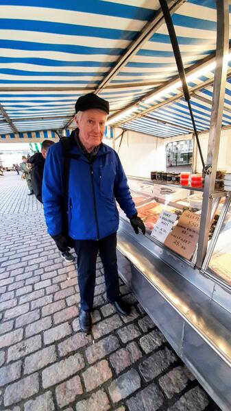 Jorma Hellsten teki Kauppatorilla jouluisia kalaostoksia. Eri tavoin valmistetut kalat ovat saaristolaisen mieleen.