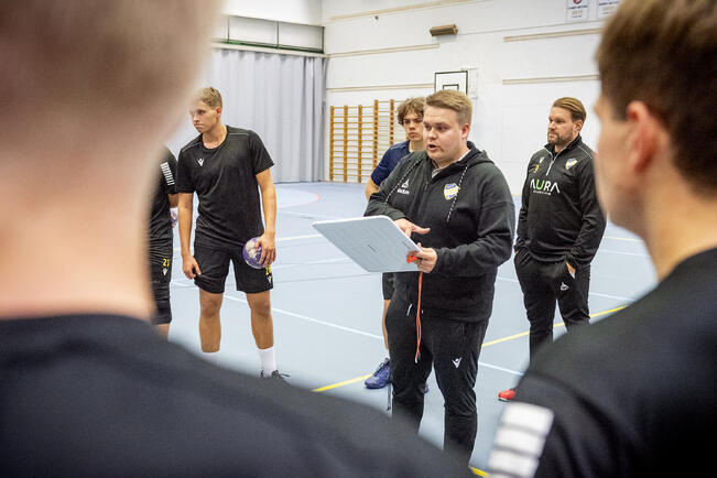 ÅIFK:n päävalmentaja Aku Kuusisto ei jatka joukkueessa.