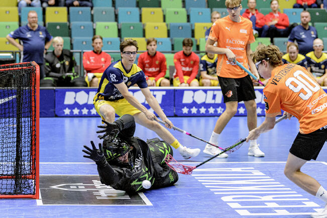 Veeti Peltoniemi on jakanut torjuntavastuun FBC Turun maalilla Gabriels Silinsin kanssa.