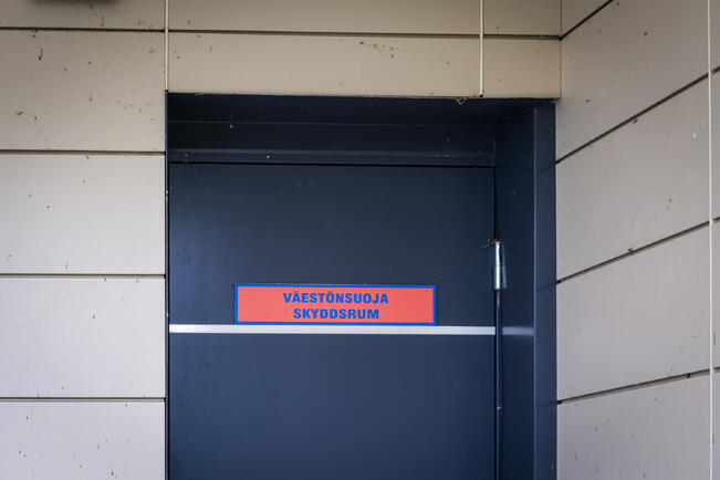 Väestösuojan ovi on kapea ja kynnys korkea, koska tilan on oltava myös ilmatiivis.