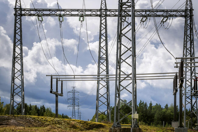 Sähköttömiä asiakkaita oli yhtä aikaa pahimmillaan jopa 187 000.